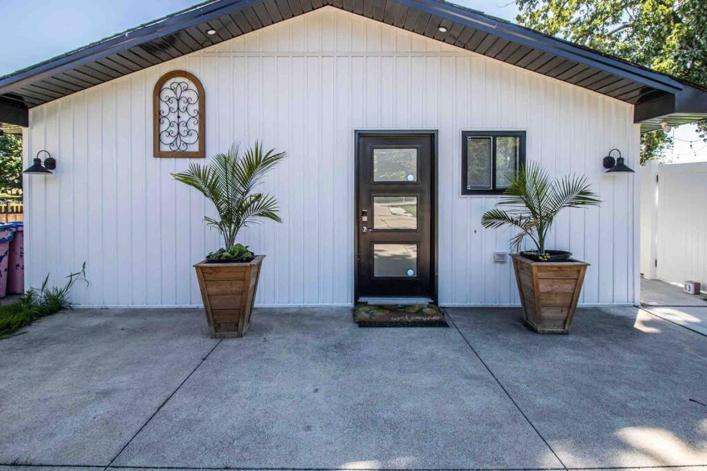 2 Bedroom Getaway On The River/Close To Marina Belle River Exterior foto