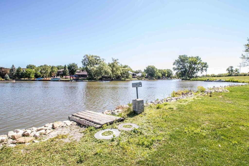 2 Bedroom Getaway On The River/Close To Marina Belle River Exterior foto