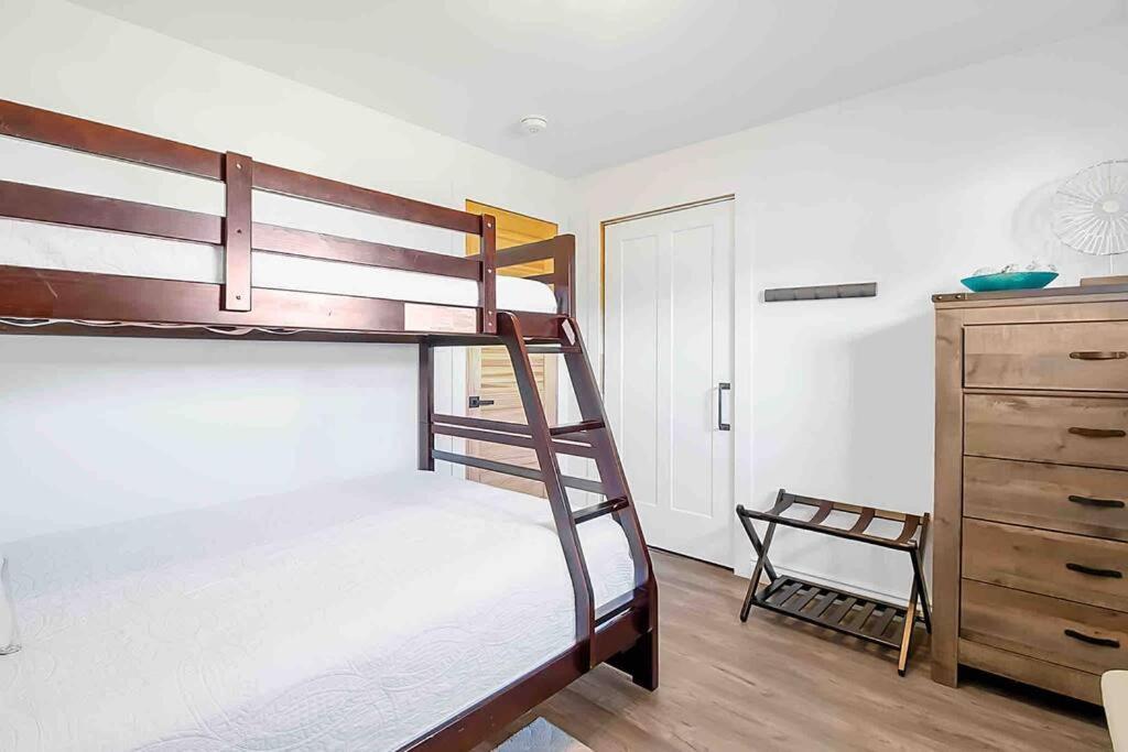 2 Bedroom Getaway On The River/Close To Marina Belle River Exterior foto